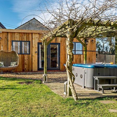 Wisteria View With Hottub & Cabin Sleeps 20 Chippenham  Exterior foto
